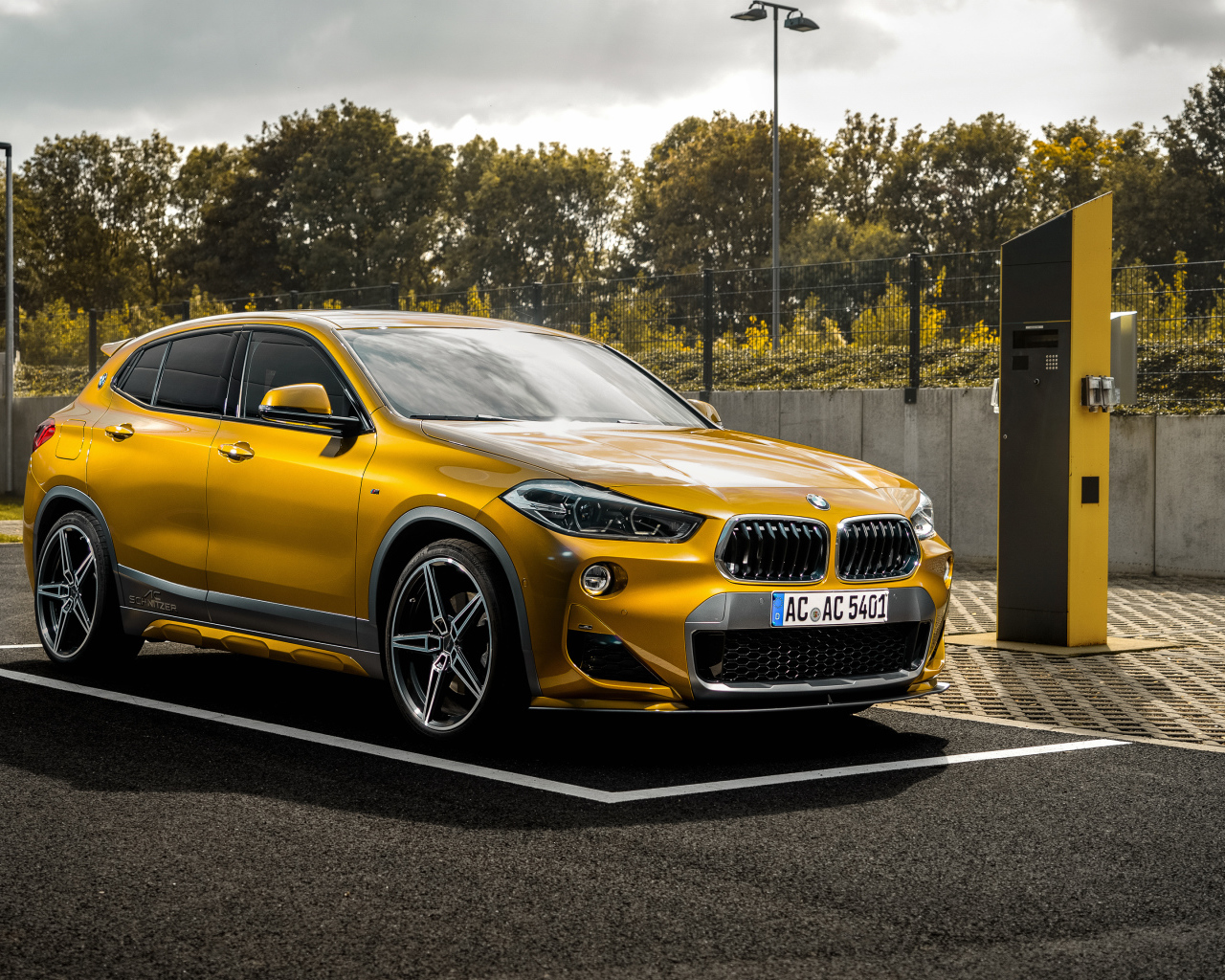 Желтый автомобиль BMW AC Schnitzer ACS2  2018 года на заправке