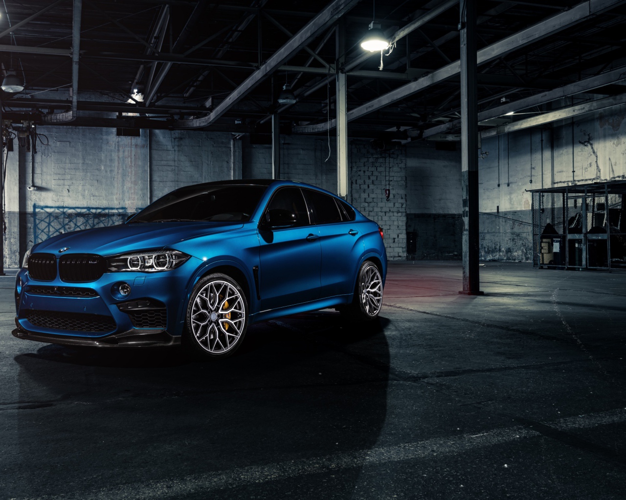 Внедорожник BMW X6 M цвет голубой металлик 