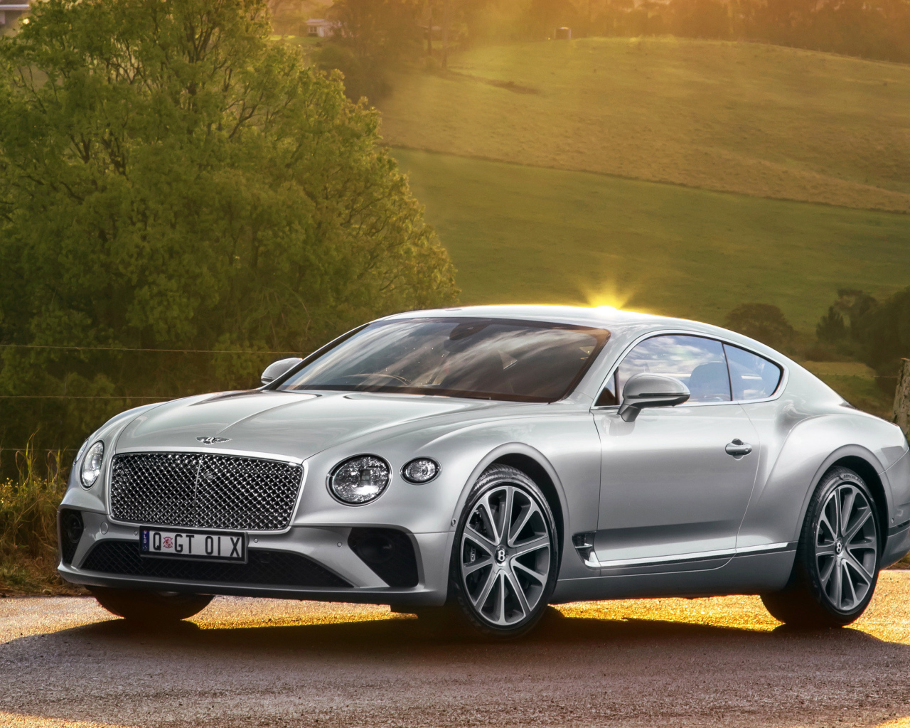 Серебристый автомобиль Bentley Continental GT 2018 года 