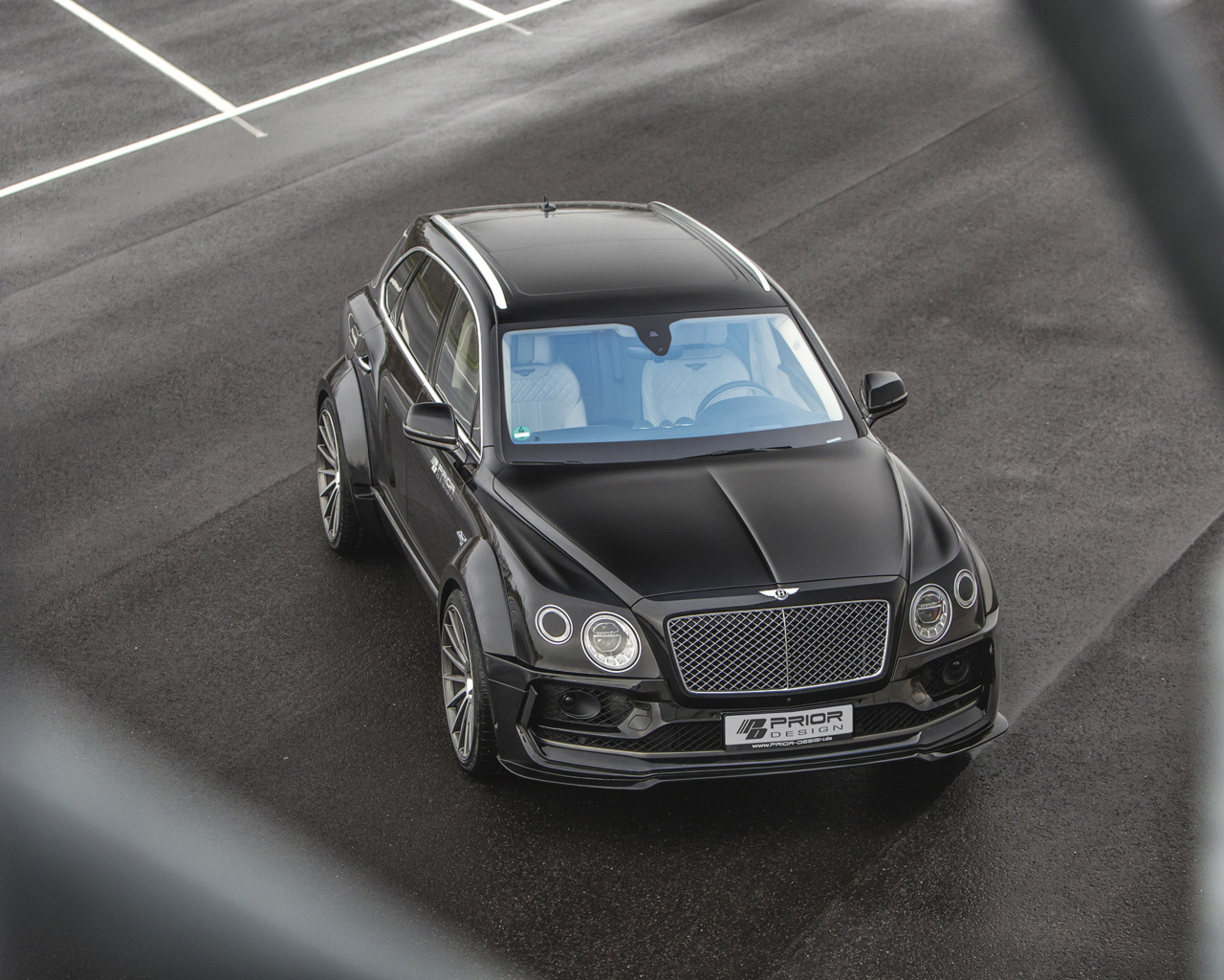 Черный кроссовер Bentley Bentayga, 2018