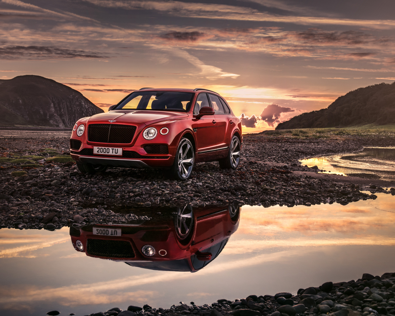Новый красный автомобиль Bentley Bentayga V8, 2018 отражается в воде