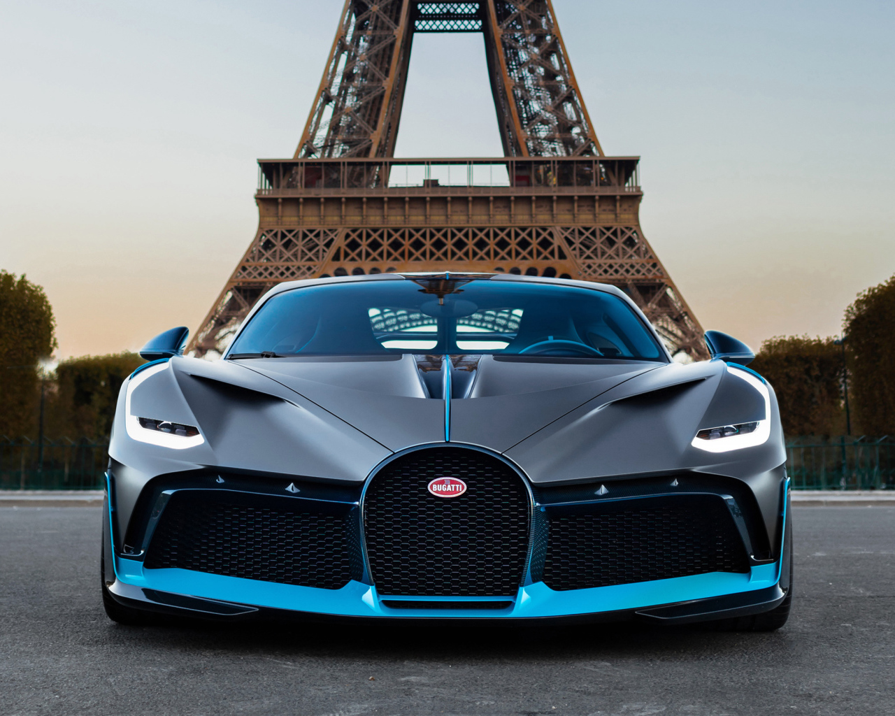 Автомобиль Bugatti Divo на фоне Эйфелевой башни в Париже