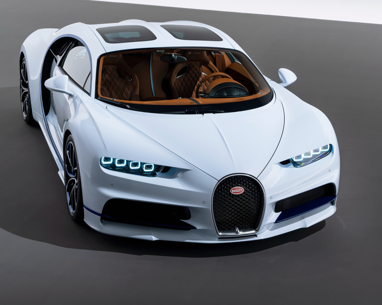 Дорогой белый автомобиль Bugatti Chiron
