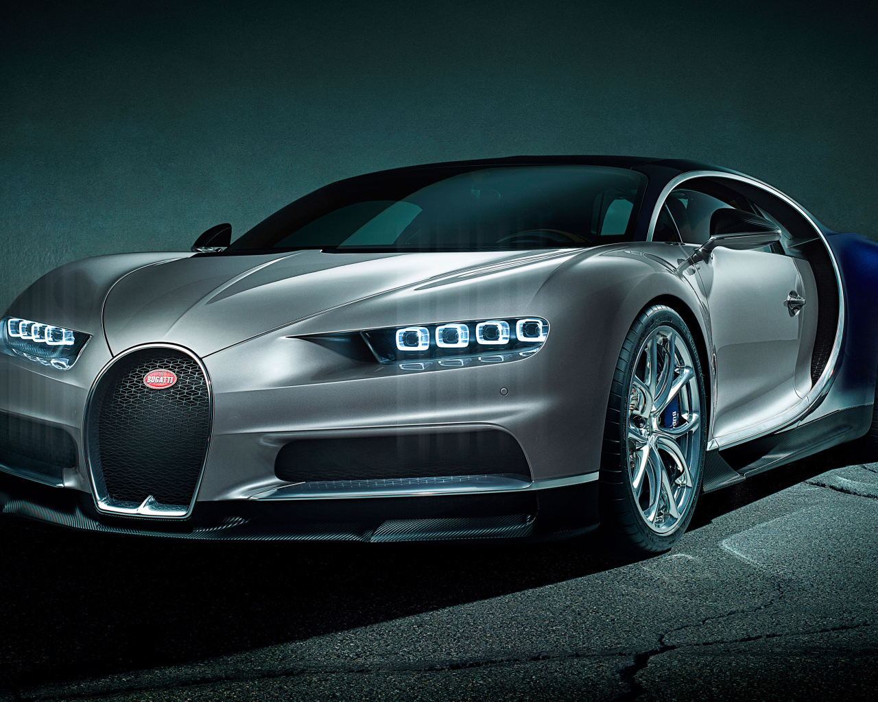 Серебристый быстрый автомобиль Bugatti Chiron, 2018