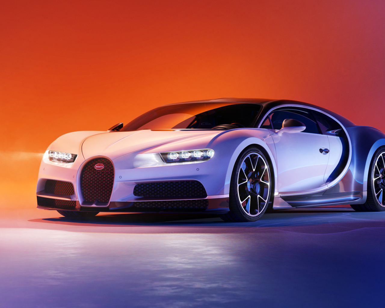 Серебристый дорогой автомобиль Bugatti Chiron