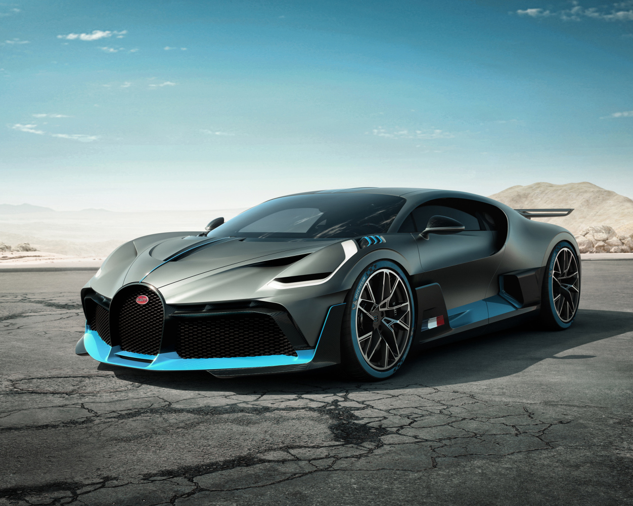 Суперкар Bugatti Divo, 2019 года на фоне голубого неба