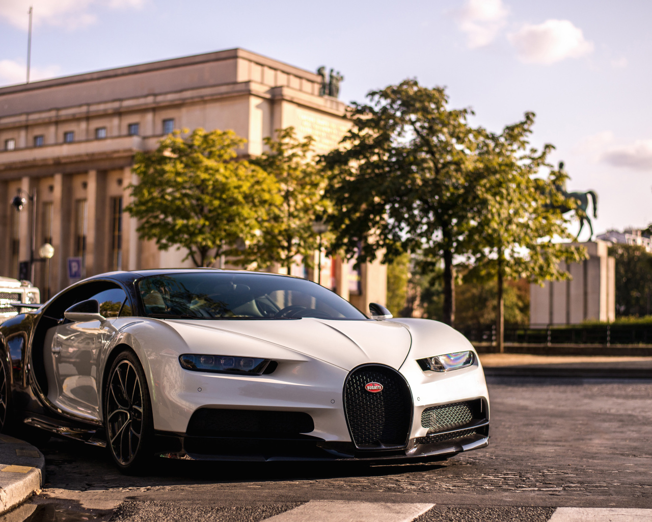 Белый автомобиль Bugatti Chiron, 2018 на дороге в городе