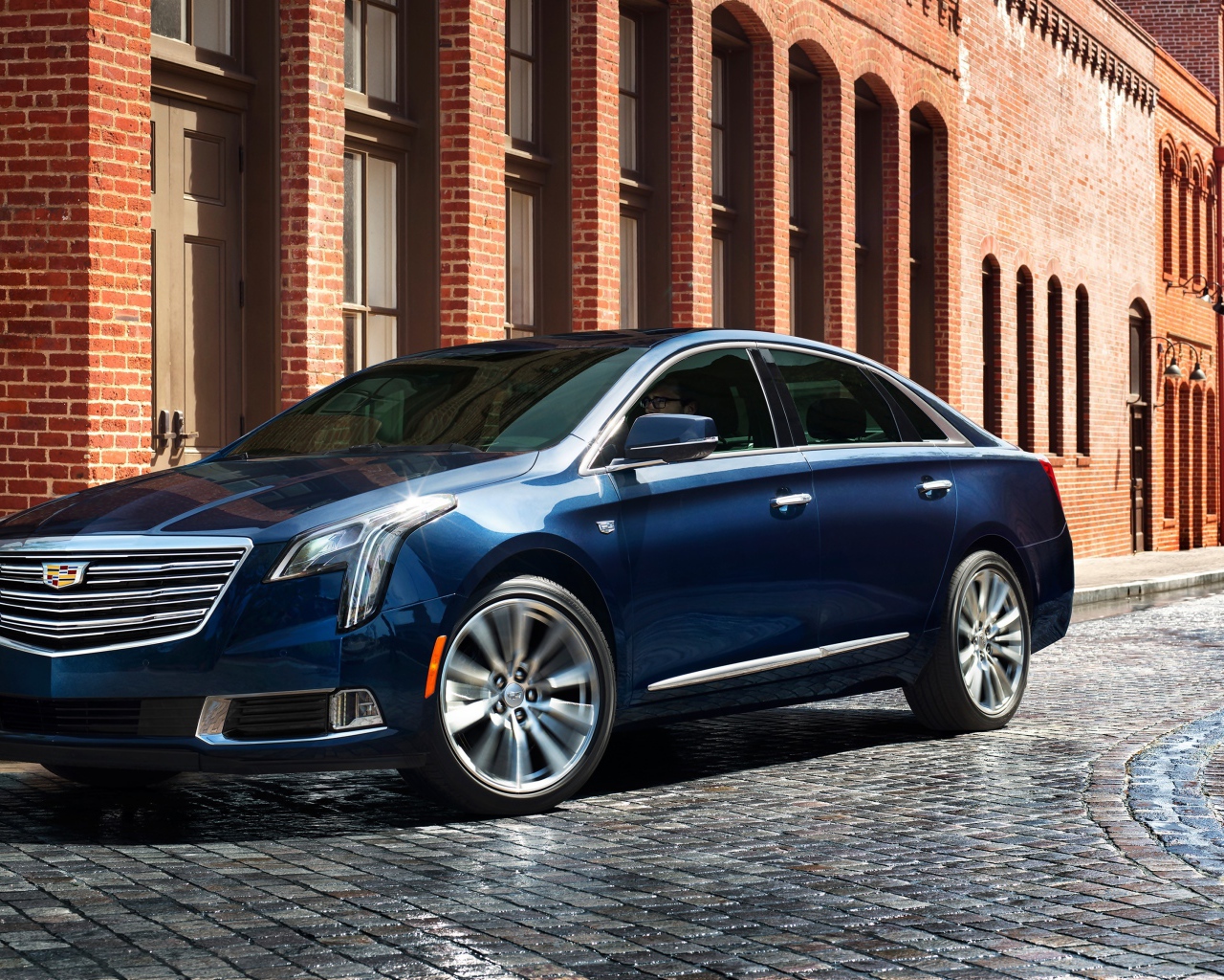 Синий стильный автомобиль Cadillac XTS, 2017