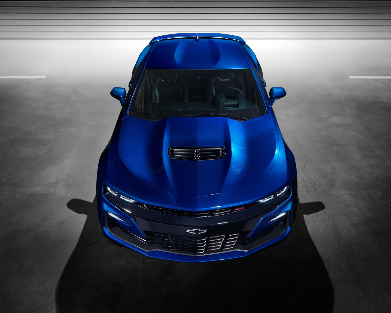 Синий автомобиль Chevrolet Camaro SS, 2018 года