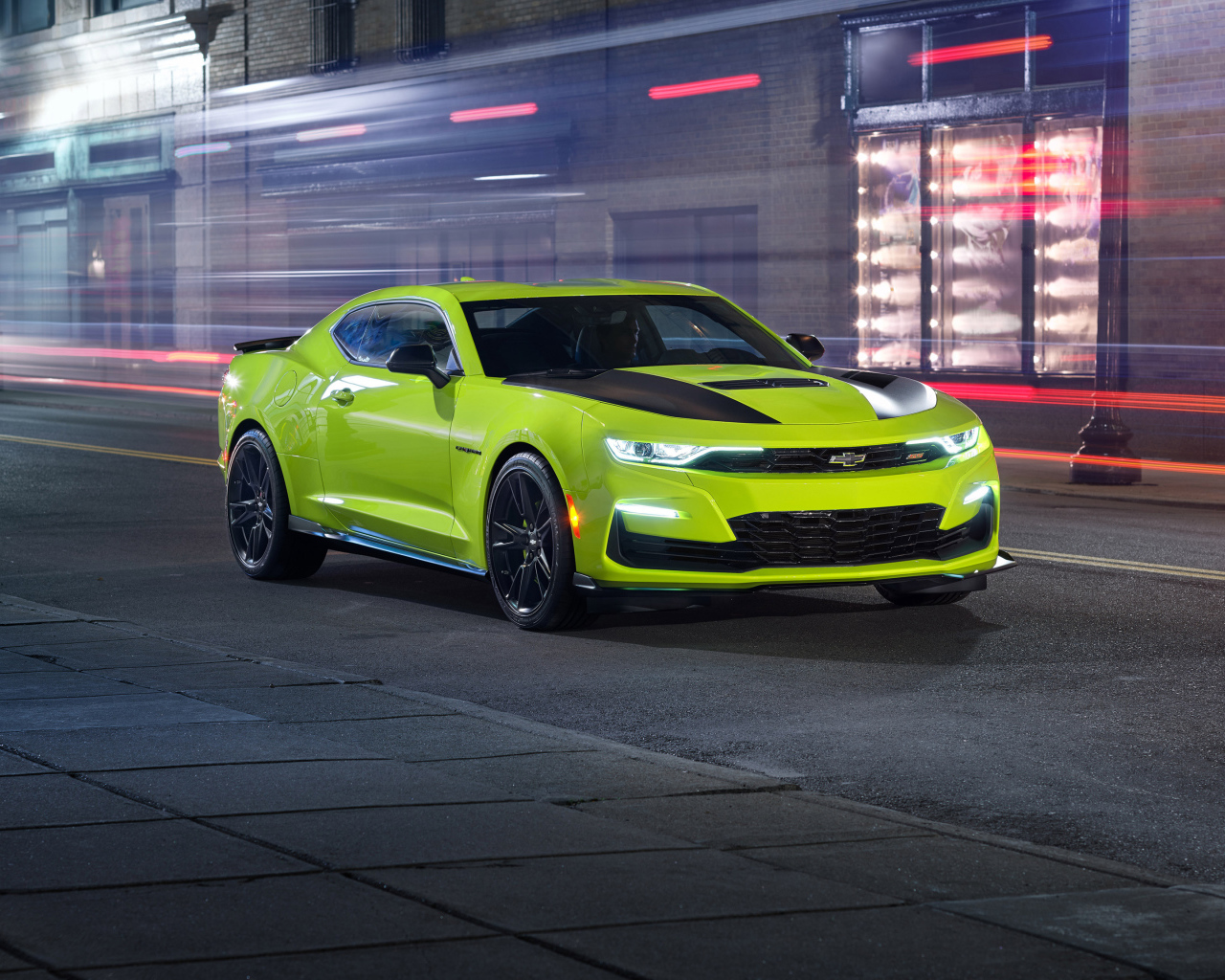 Салатовый автомобиль Chevrolet Camaro SS Shock