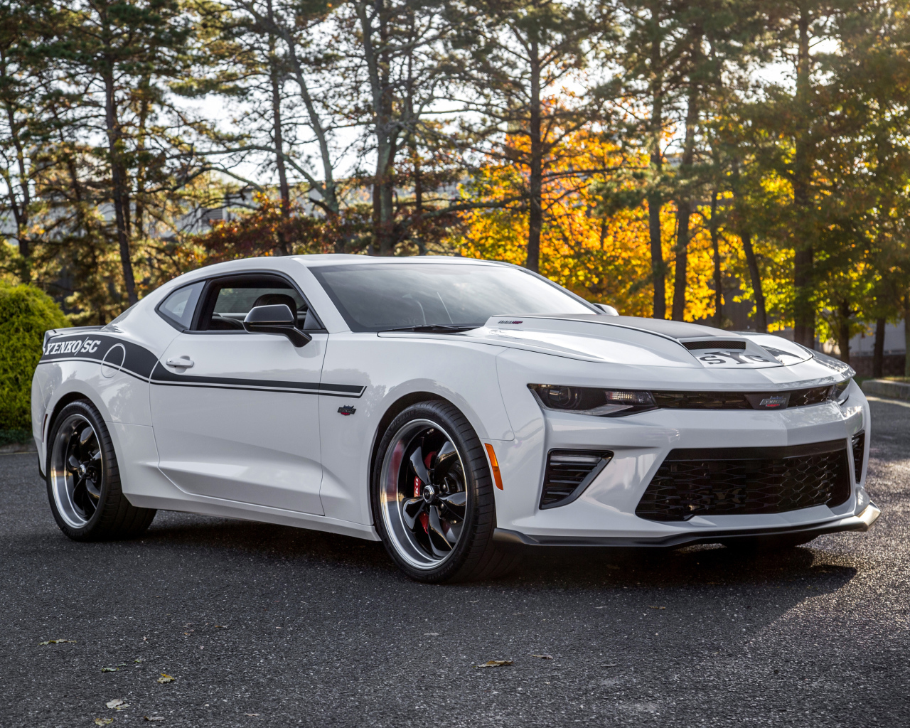 Белый быстрый автомобиль Chevrolet Camaro, 2018 года