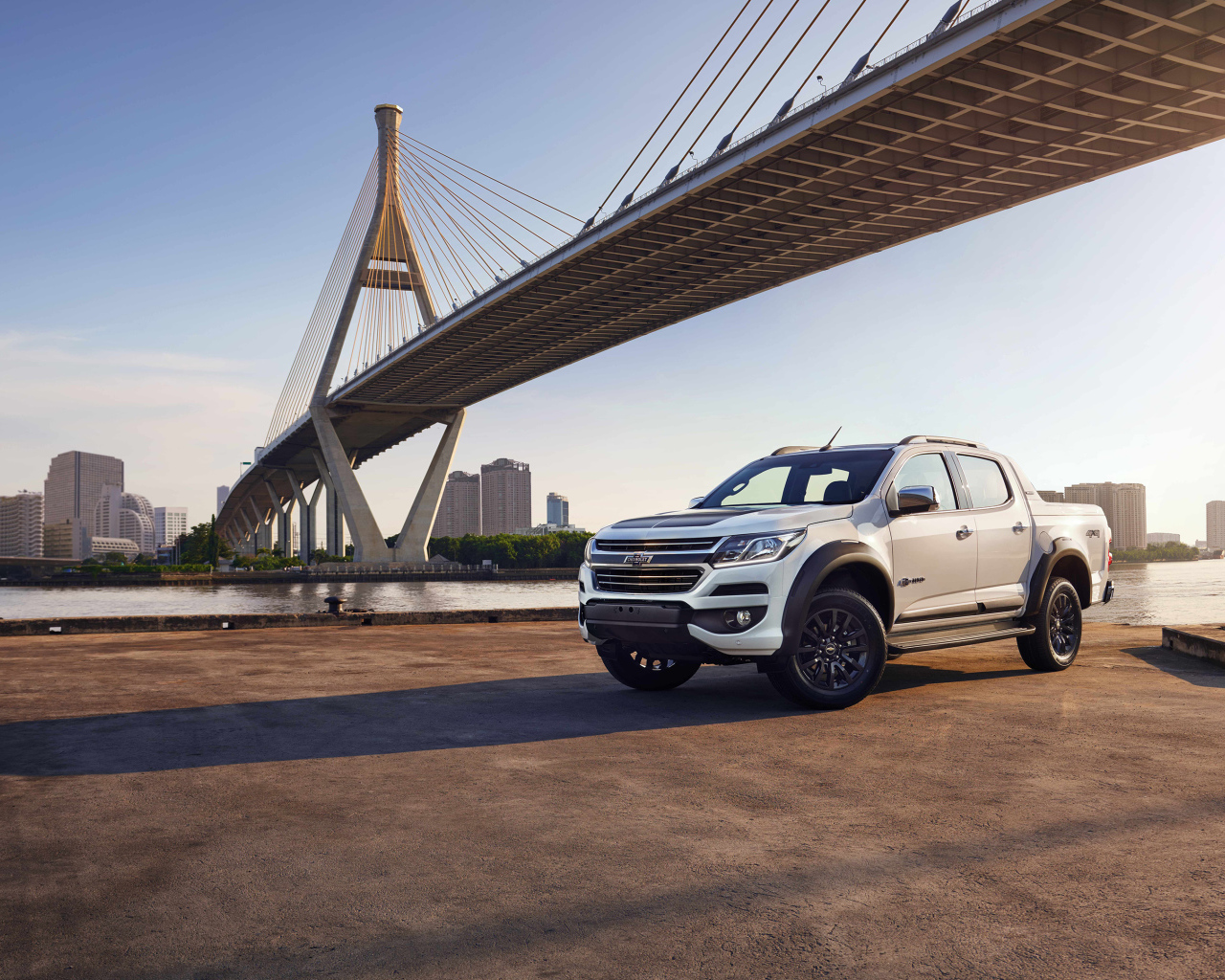 Автомобиль пикап Chevrolet Colorado, 2018 года под мостом