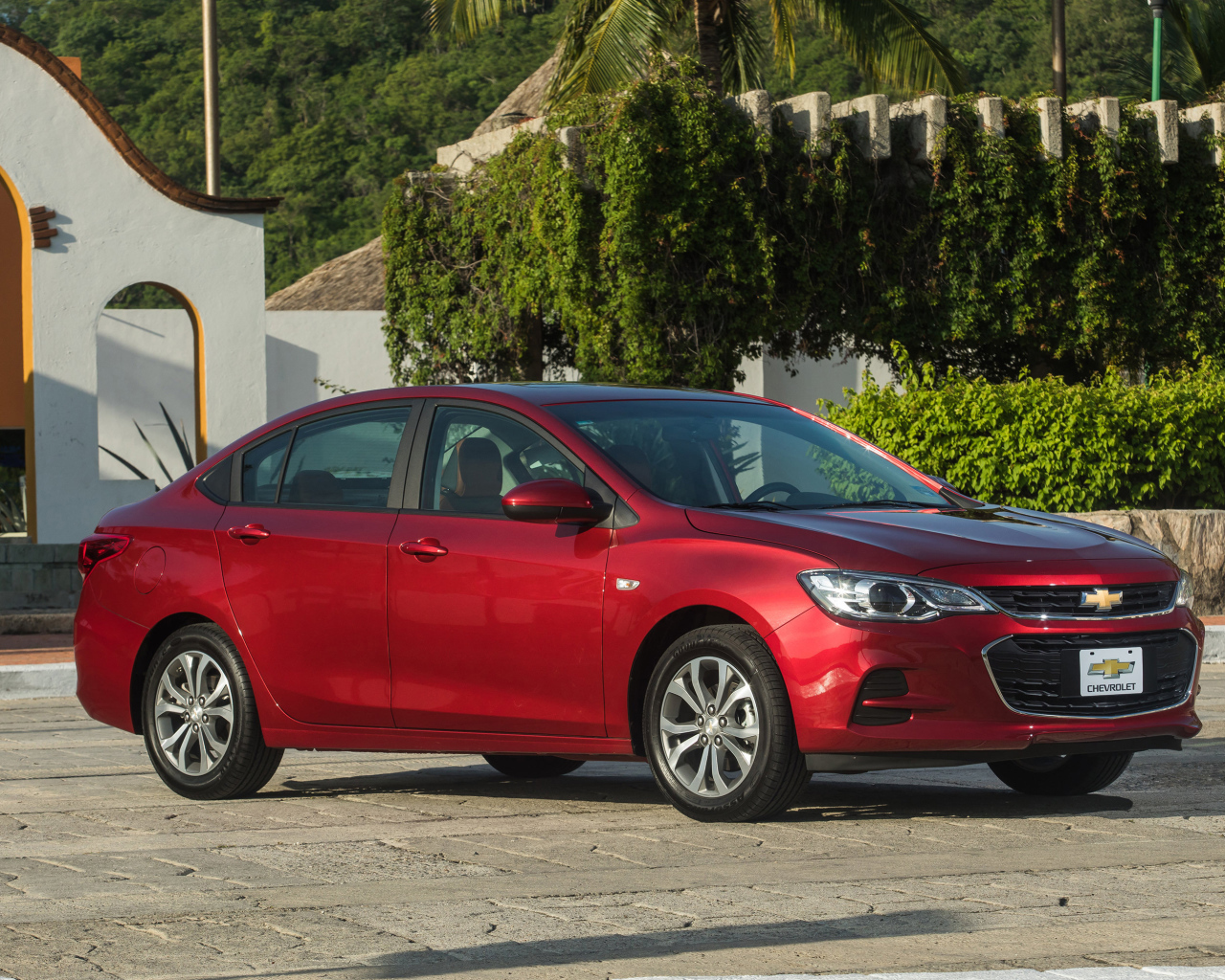 Красный автомобиль Chevrolet Cavalier Premier