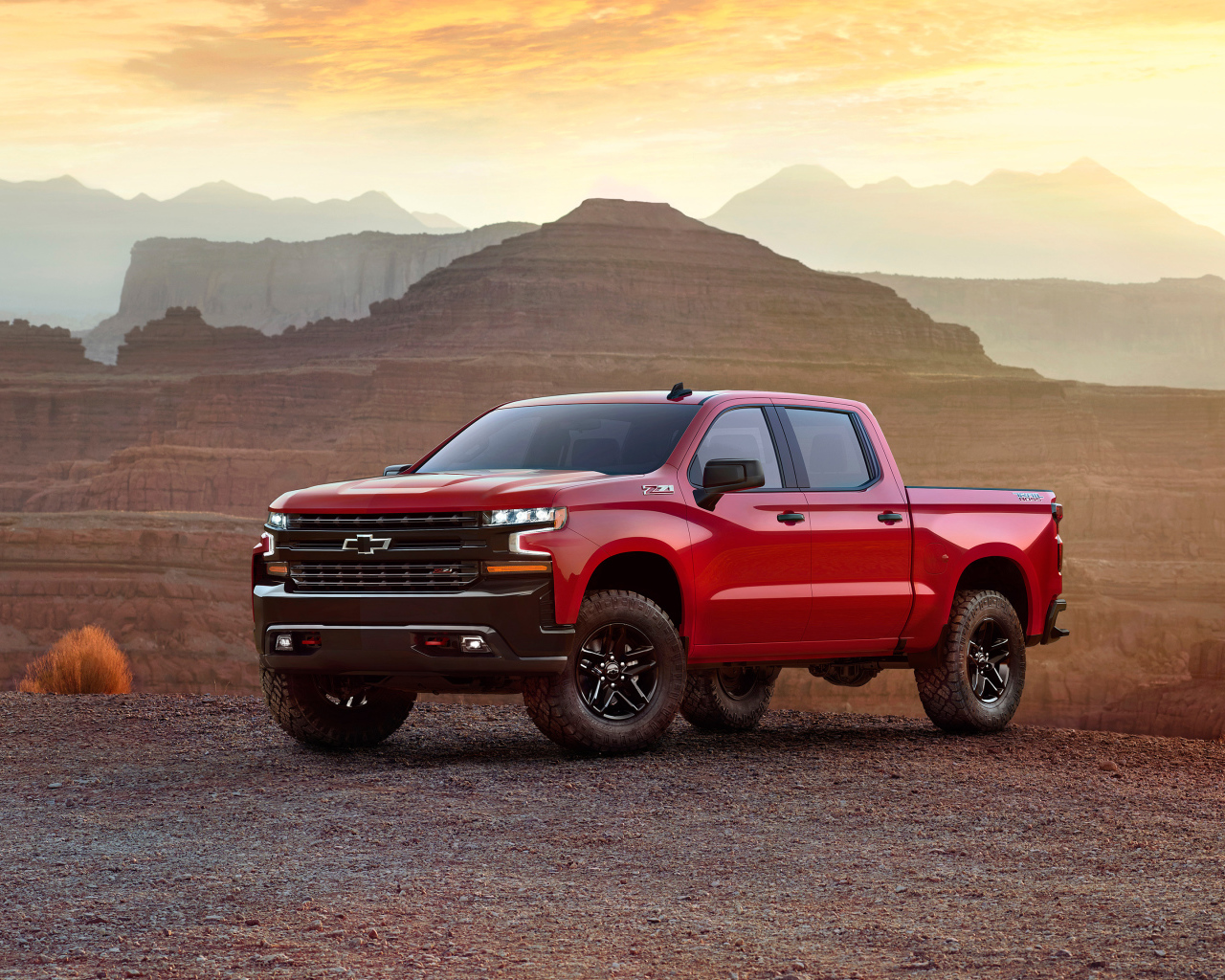 Красный пикап Chevrolet Silverado LT Z71, 2019 на закате