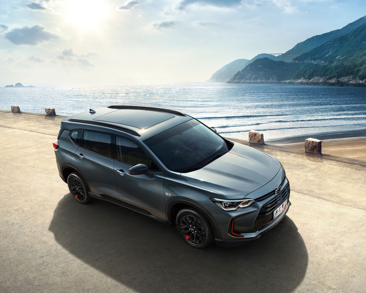 Серебристый внедорожник Chevrolet Orlando, 2019 года вид сверху