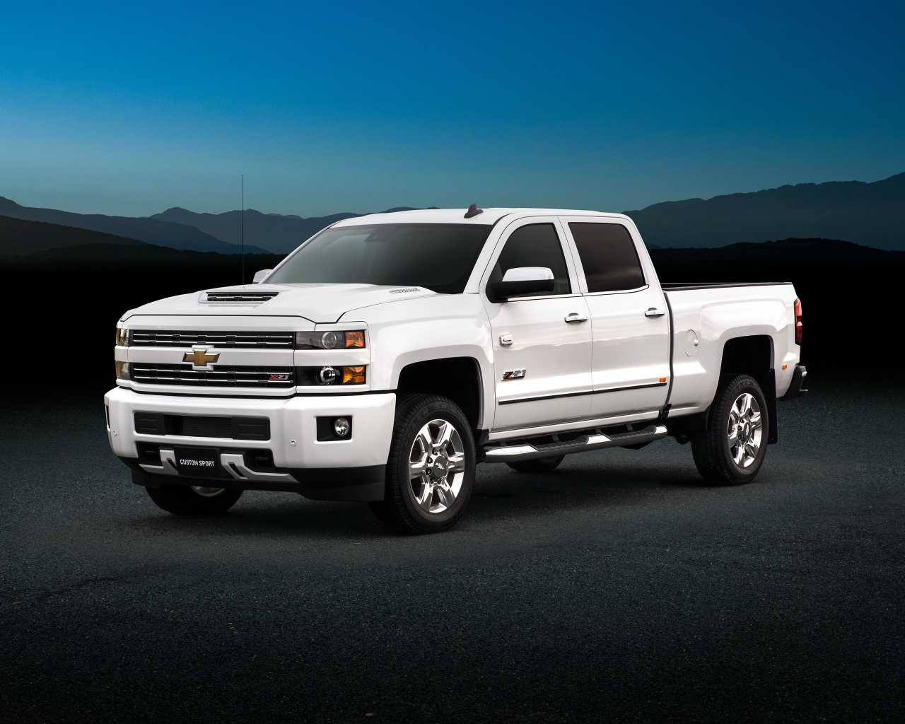 Белый пикап Chevrolet Silverado 2500, 2018 года