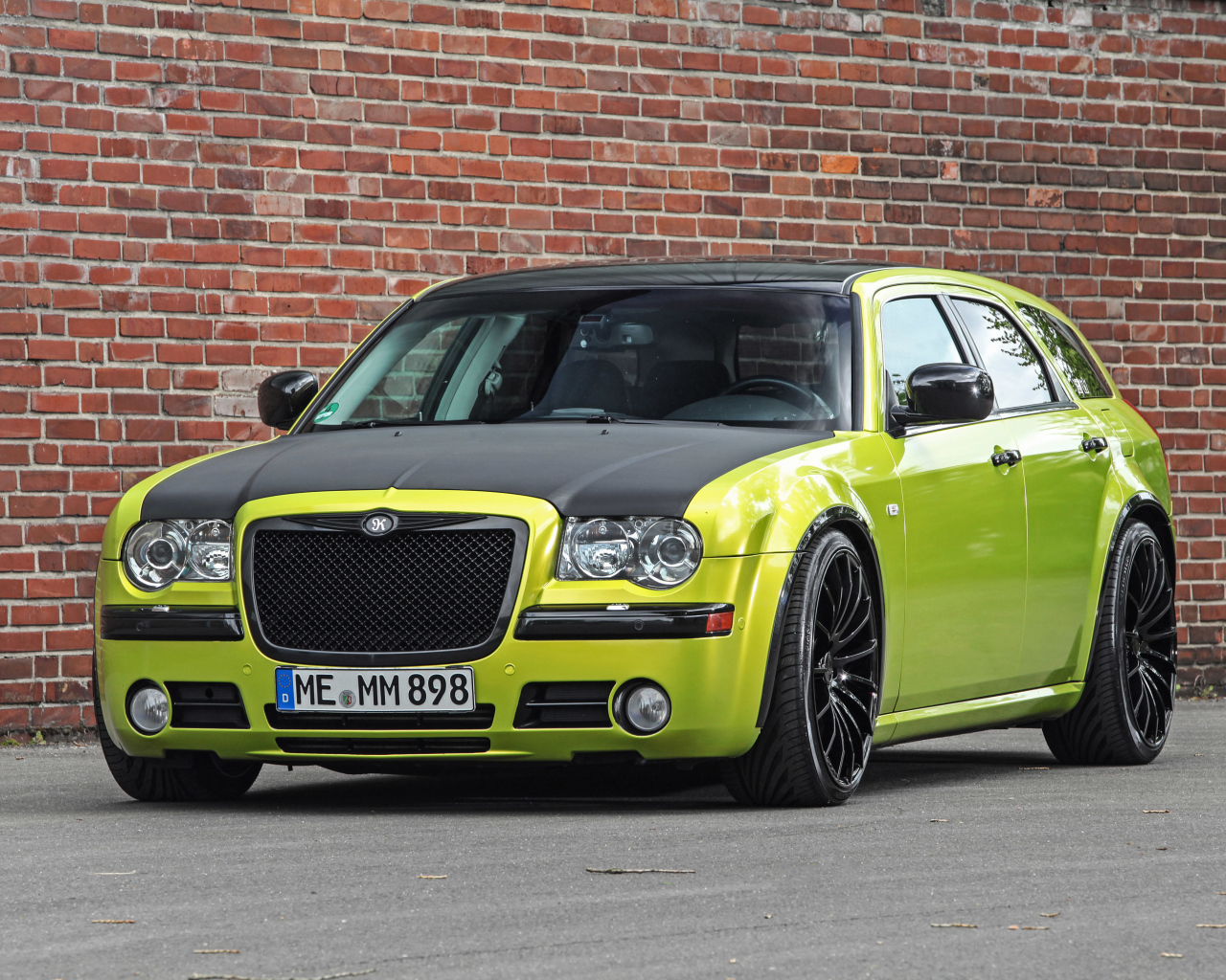 Стильный дорогой автомобиль Chrysler 300C SRT