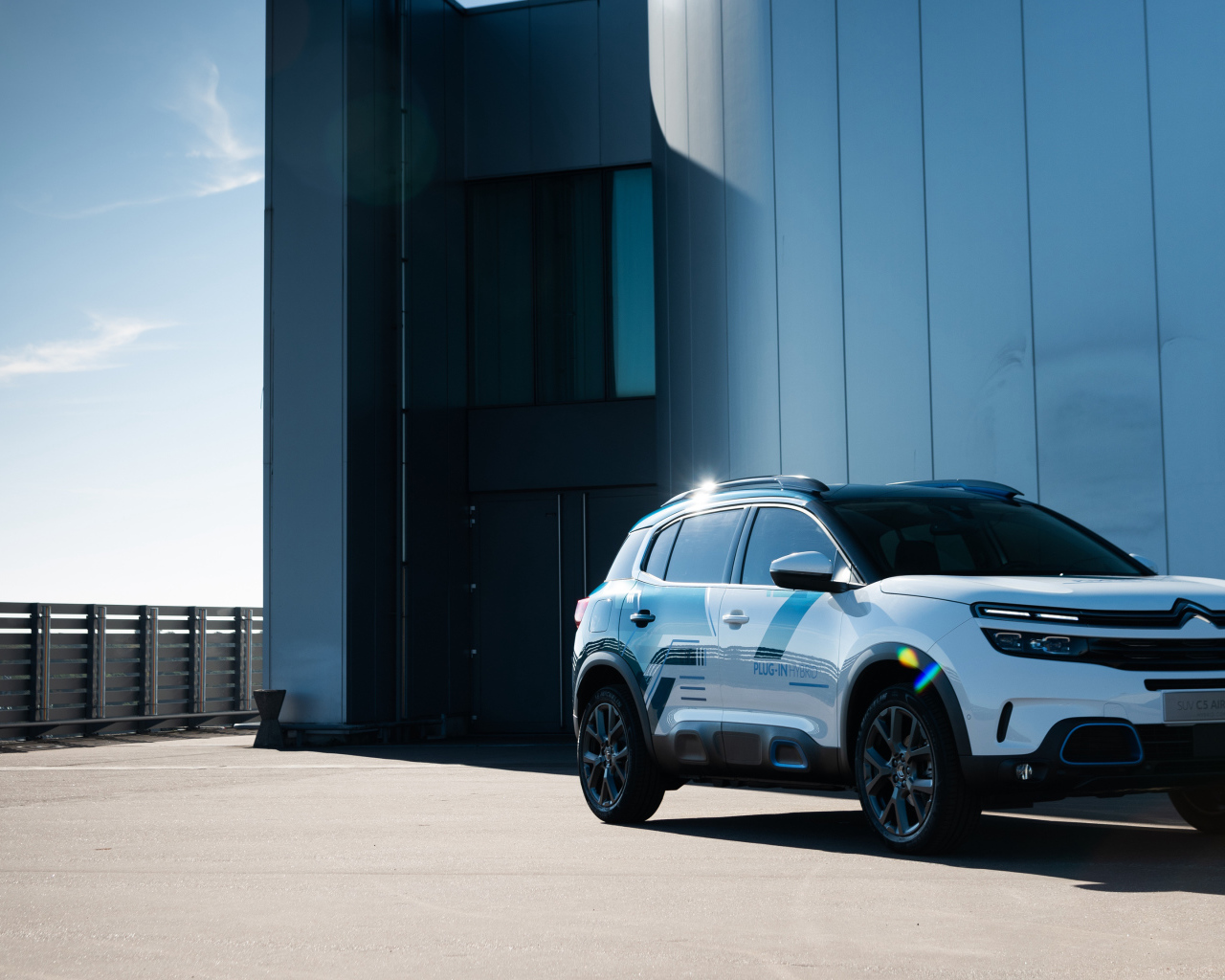 Белый внедорожник Citroen C5 2018 года