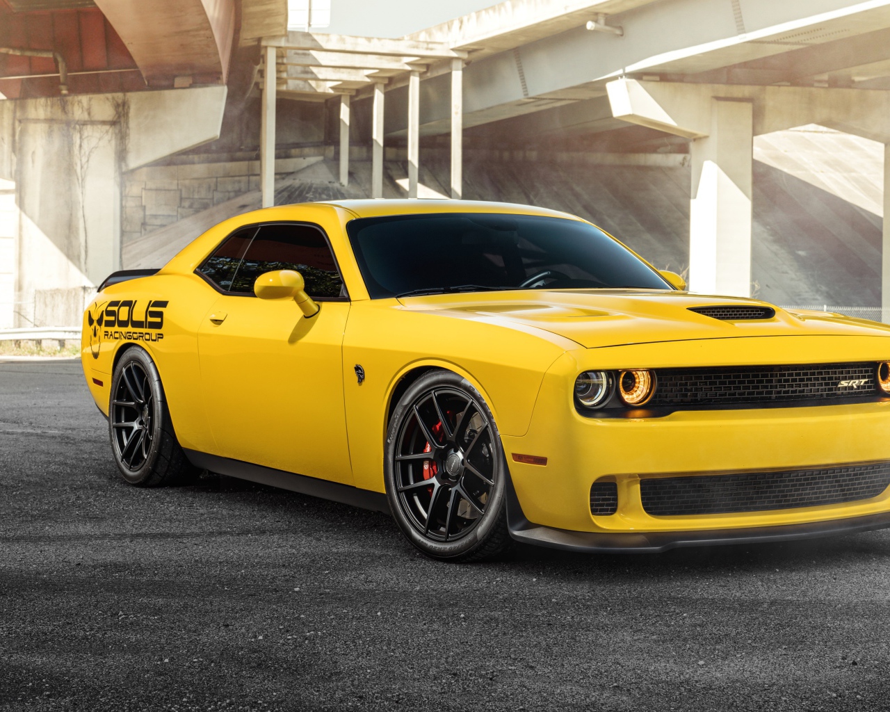 Оранжевый автомобиль Dodge SRT Hellcat