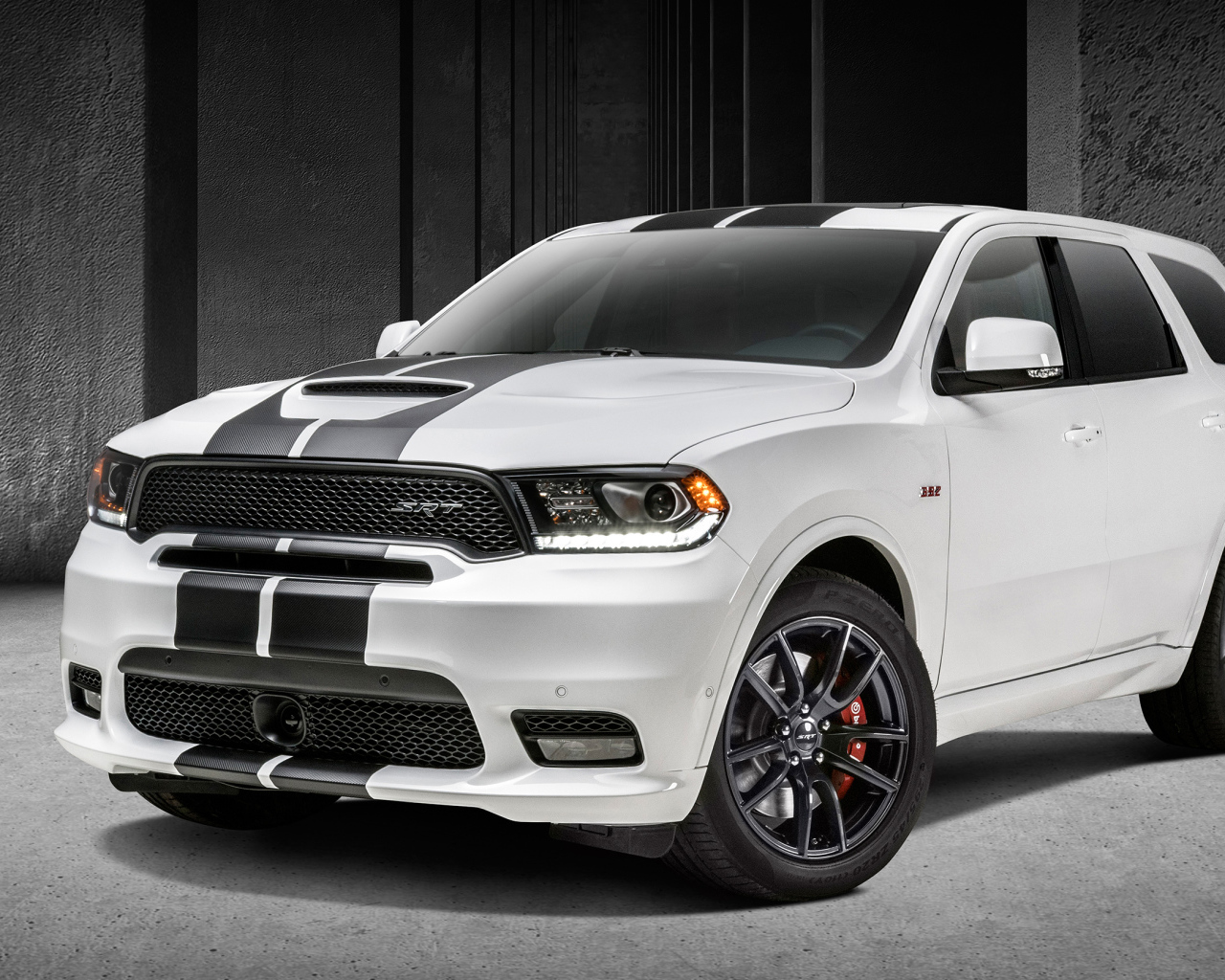 Белый внедорожник Dodge Durango SRT, 2018