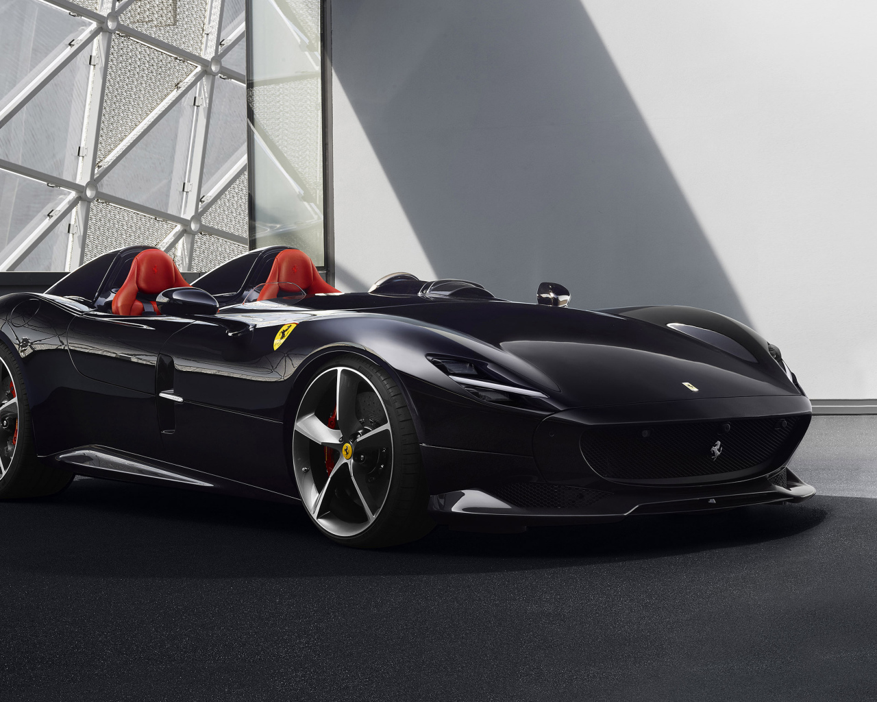 Черный кабриолет Ferrari Monza SP2  2019 года