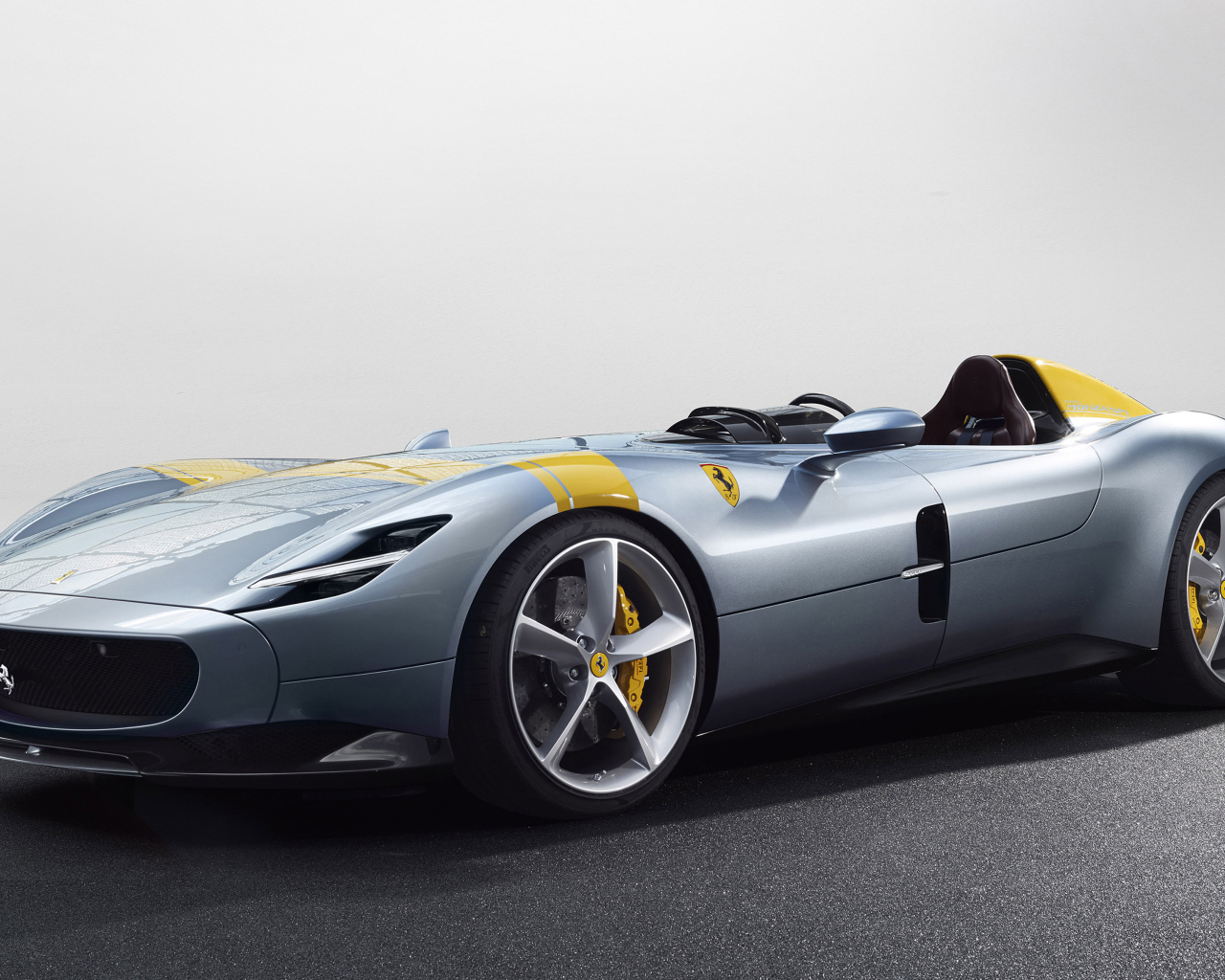 Красивый серебристый спортивный автомобиль Ferrari Monza SP1 2019 года