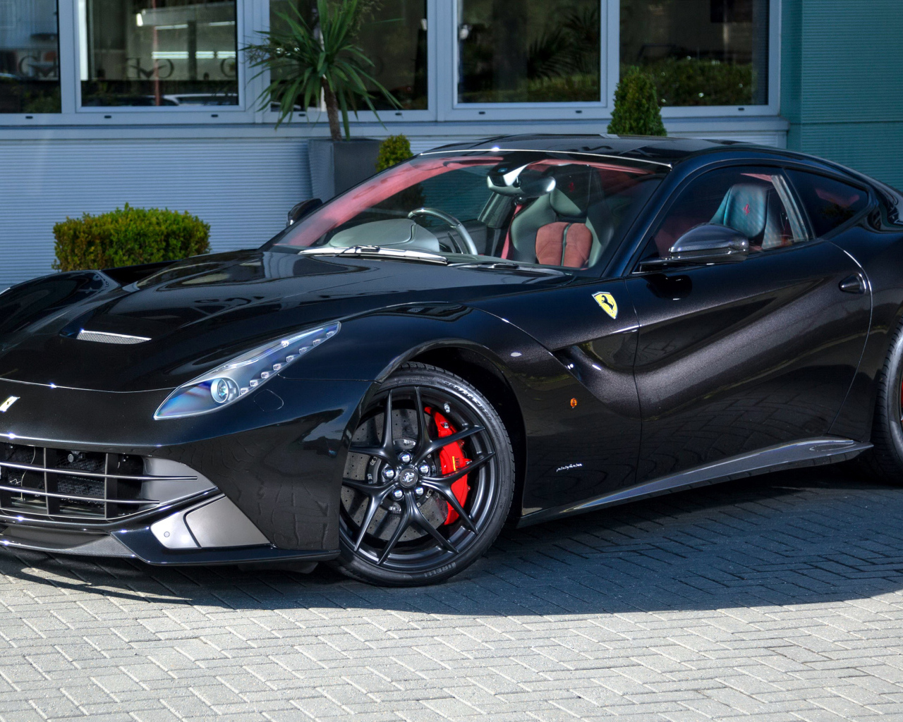 Черный спортивный автомобиль Ferrari F12 berlinetta