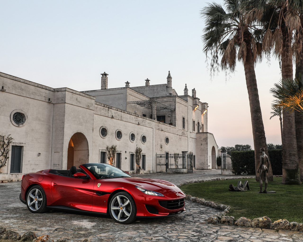 Красный автомобиль кабриолет Ferrari Portofino 2018