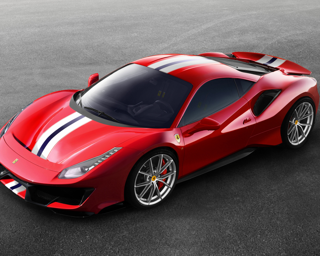 Красный спортивный автомобиль Ferrari 488 Pista 2018