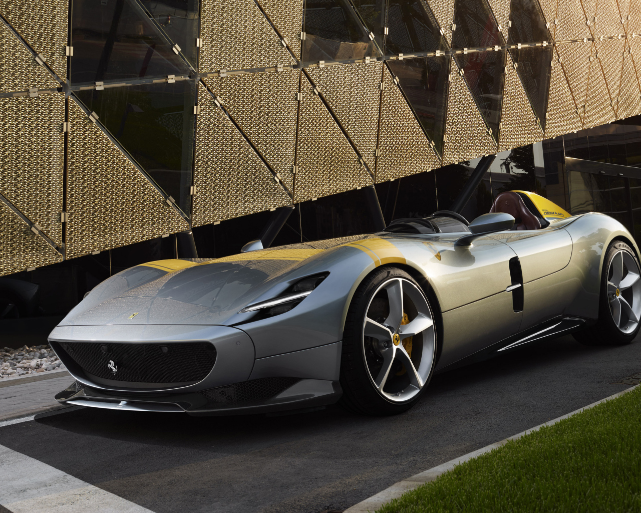 Серебристый автомобиль Ferrari Monza SP1