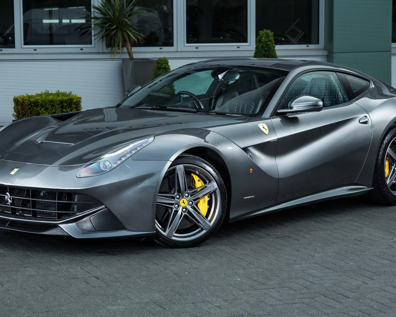 Спортивный серебристый автомобиль Ferrari F12 berlinetta