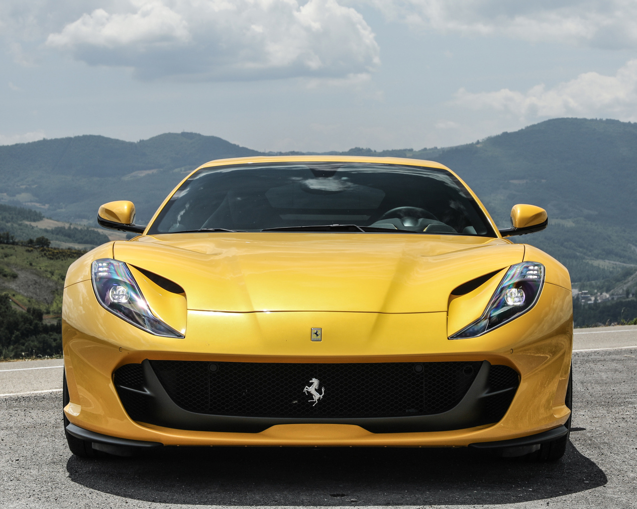 Желтый дорогой автомобиль Ferrari 812 Superfast 2018