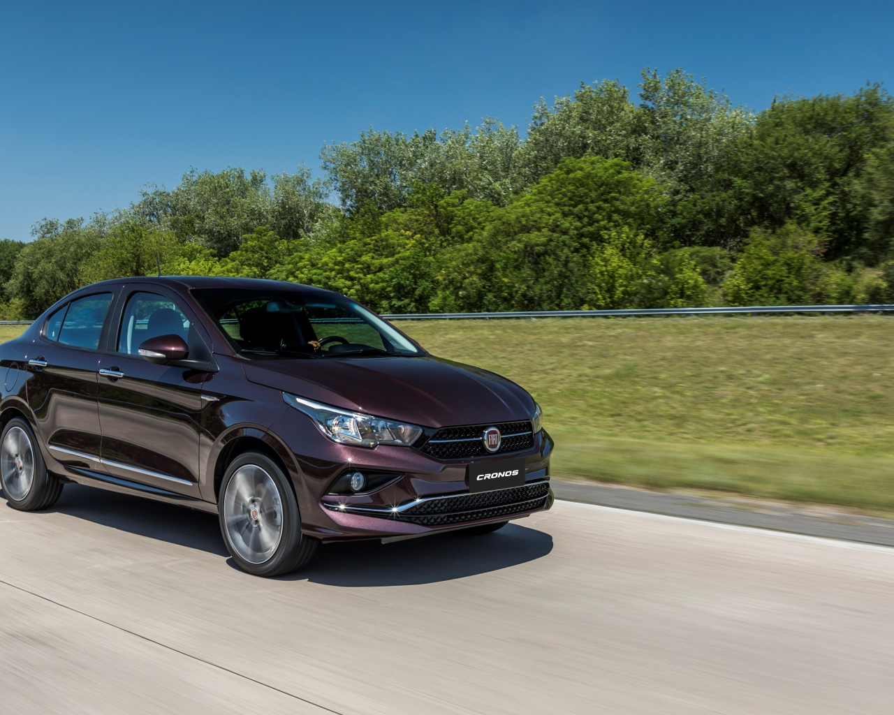 Автомобиль Fiat  Cronos Precision, 2018 года на трассе