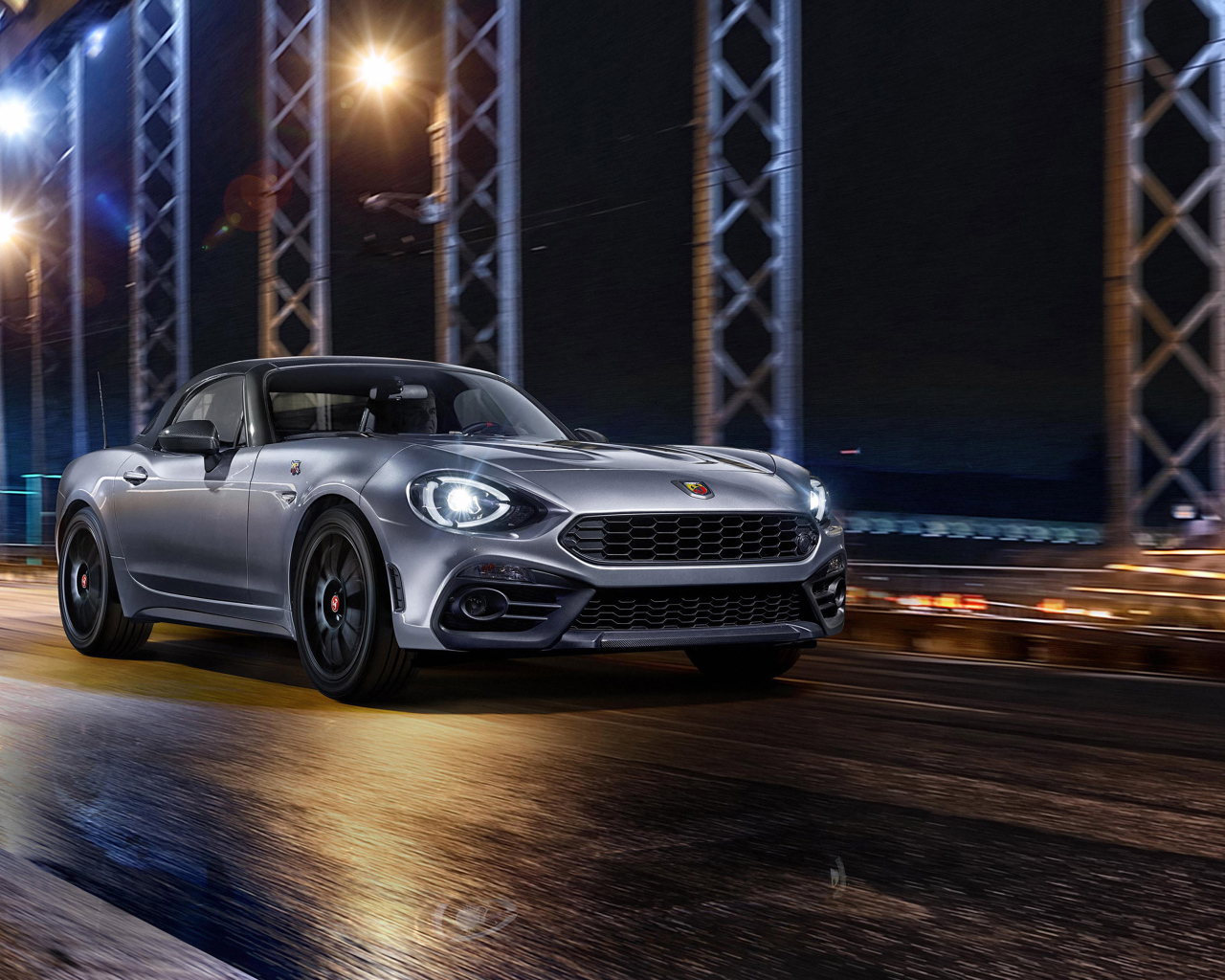 Серебристый автомобиль Fiat 124 GT, 2018 на мосту