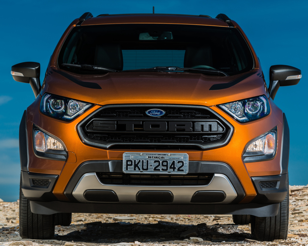 Оранжевый автомобиль Ford EcoSport, 2018 вид спереди