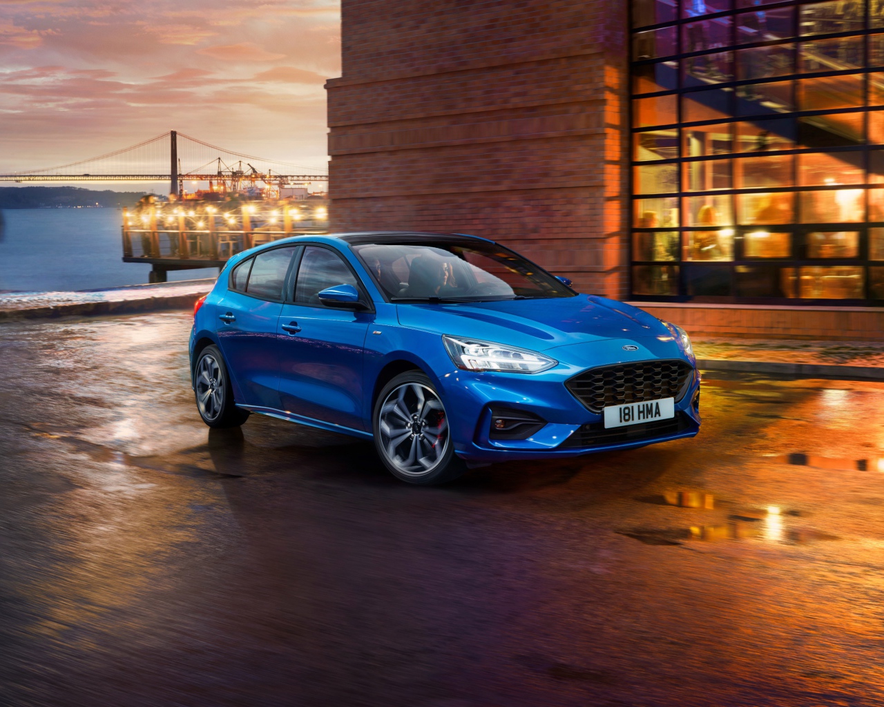 Синий компактный автомобиль Ford Focus