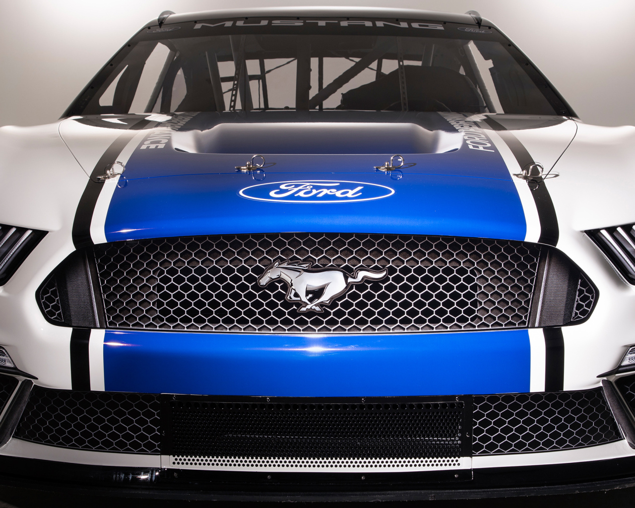 Спортивный автомобиль Ford NASCAR Mustang, 2019 вид спереди