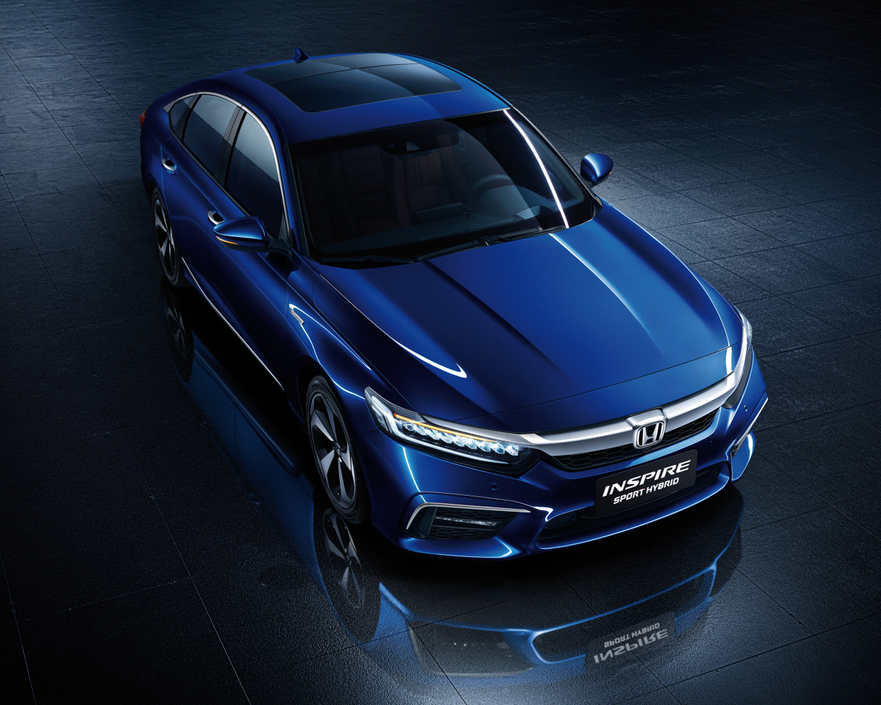 Синий автомобиль Honda Inspire Sport Hybrid 2018 года