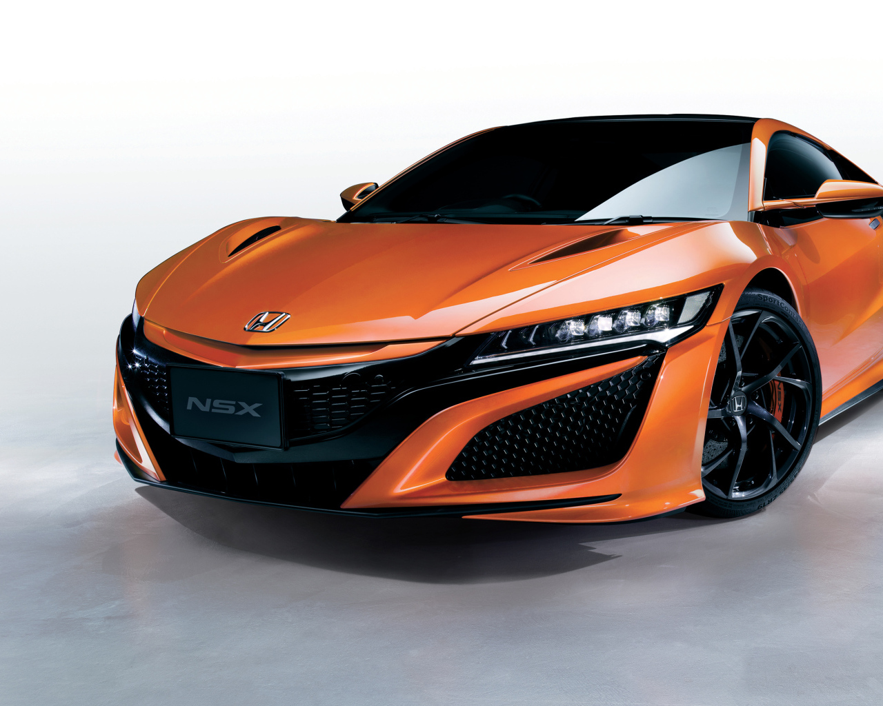 Оранжевый быстрый автомобиль Honda NSX 2018 года