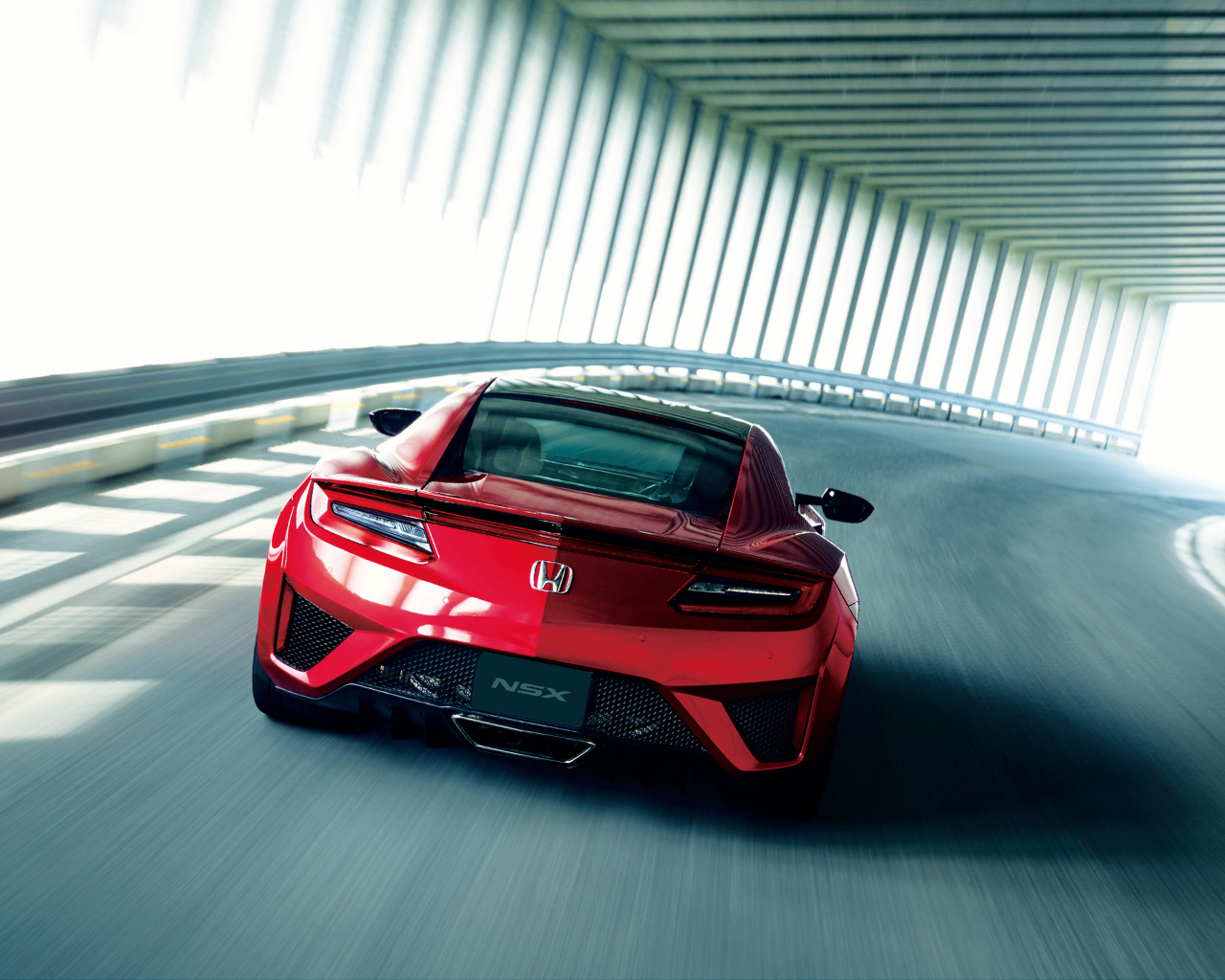 Красный автомобиль Honda NSX 2018 вид сзади