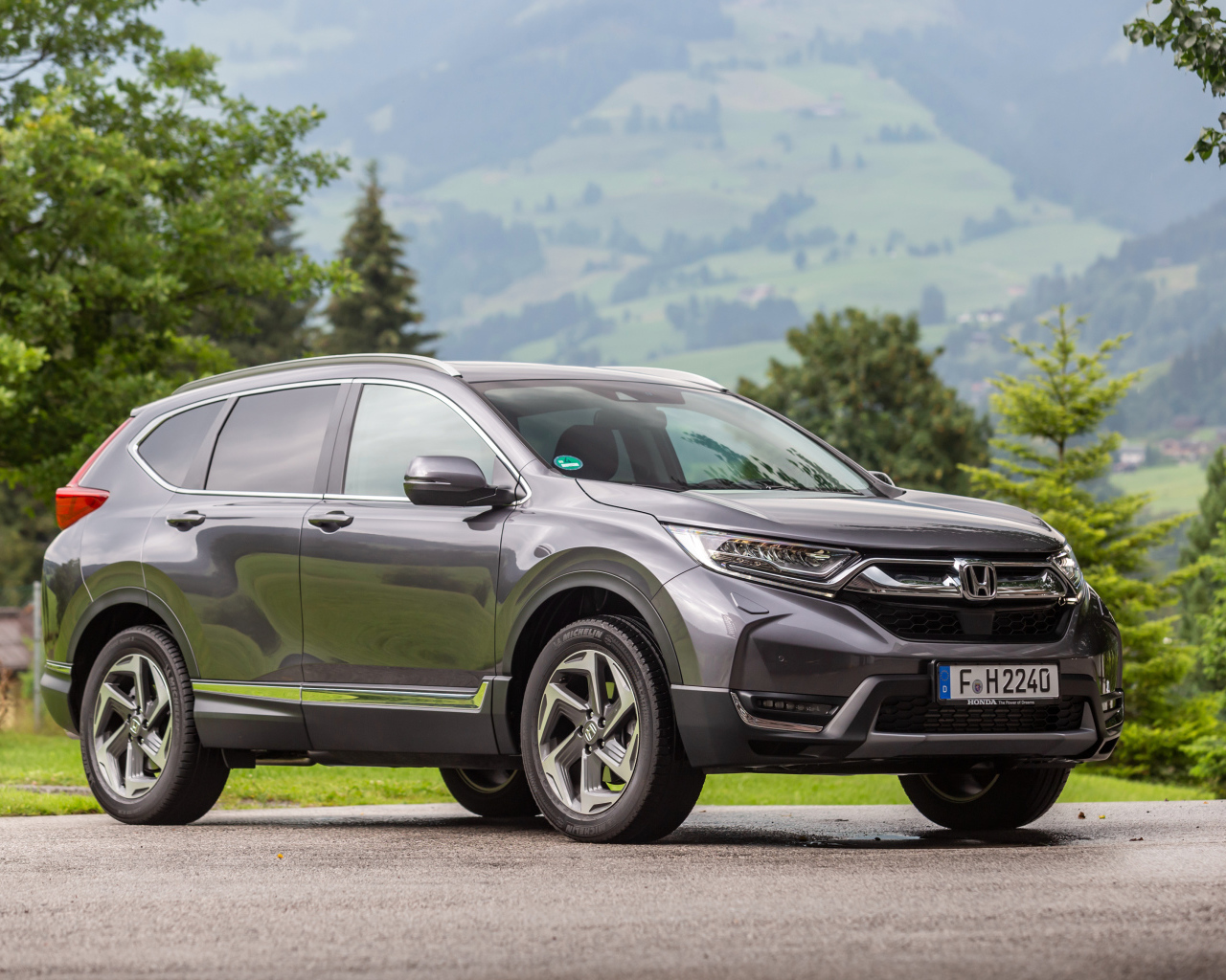Серебристый внедорожник Honda  CR-V, 2018 года