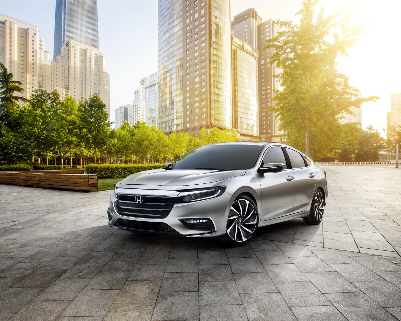 Серебристый автомобиль Honda Insight Prototype, 2019 на фоне небоскребов