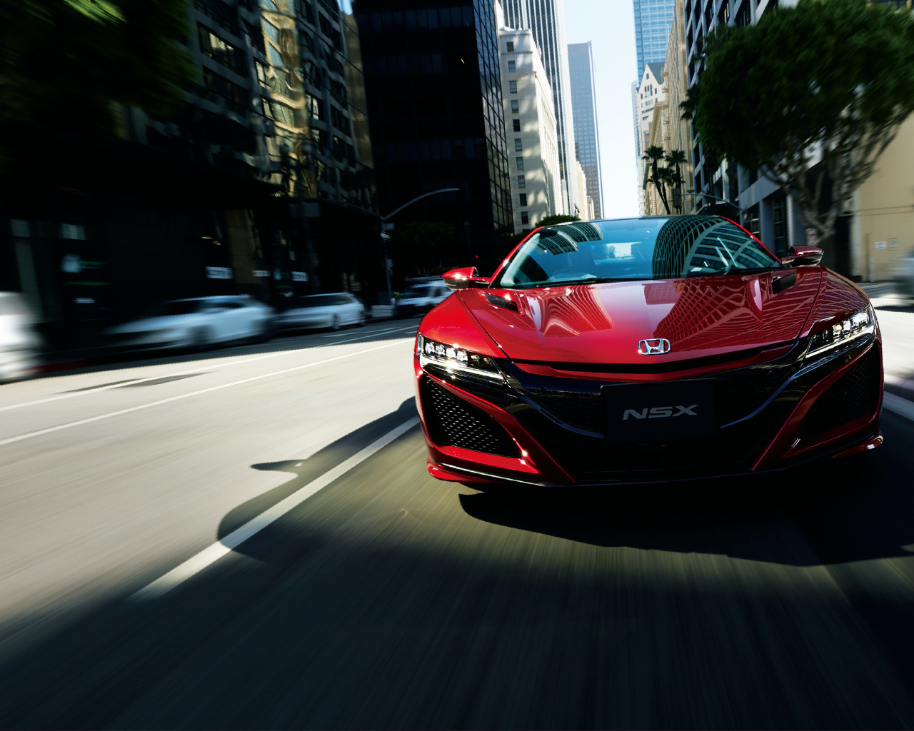 Стильный бордовый автомобиль Honda NSX 2018 года на трассе