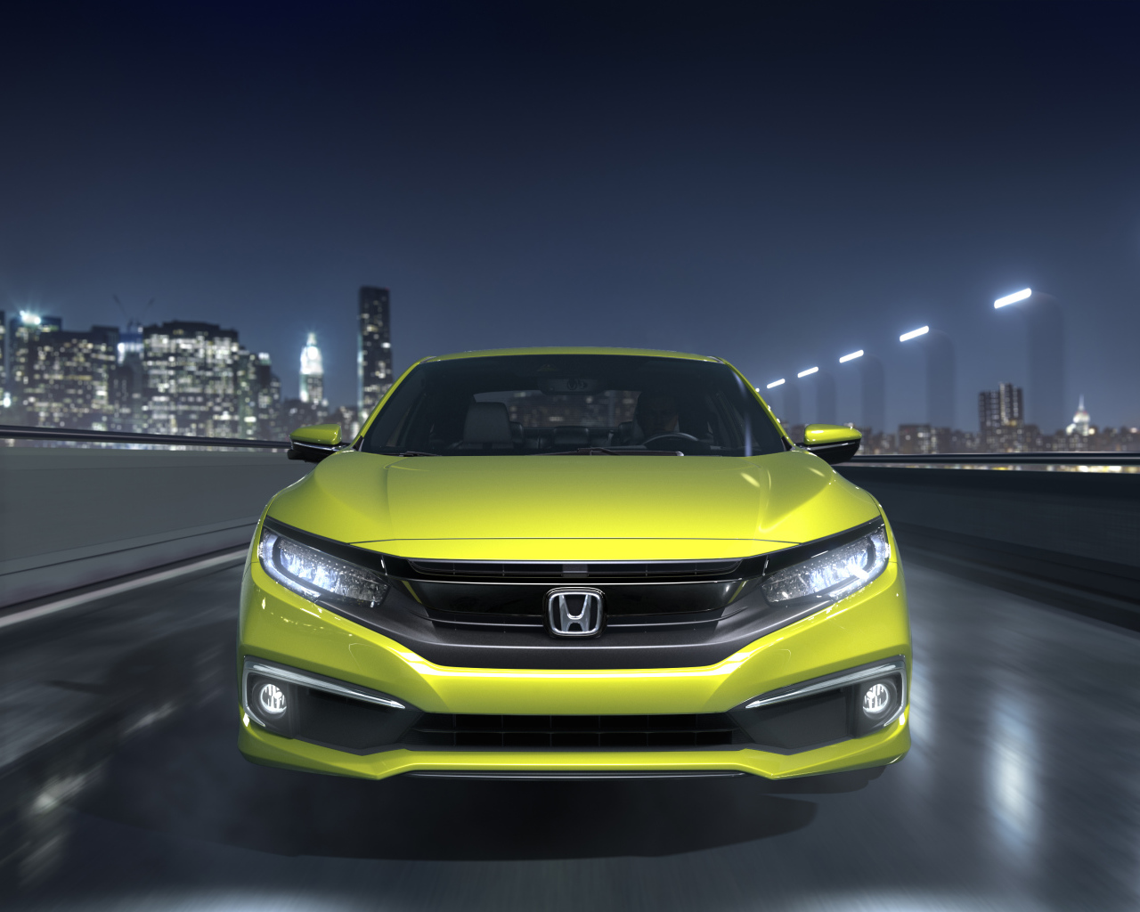Желтый автомобиль  Honda Civic, 2019 на фоне города