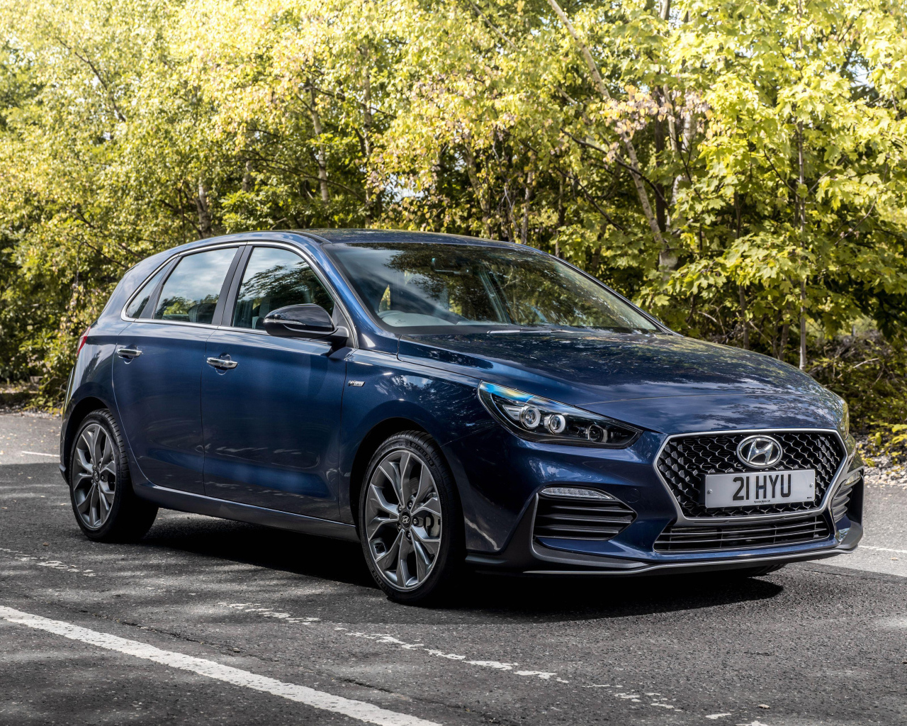 Синий автомобиль Hyundai i30 N Line 2018 года