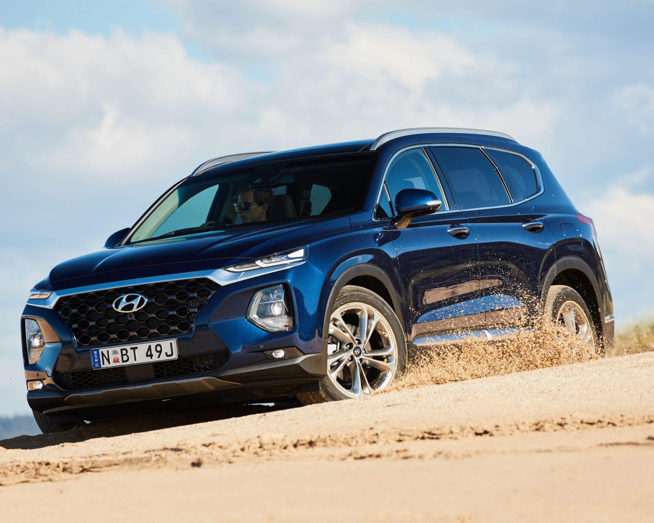 Черный внедорожник Hyundai Santa Fe, 2018 года на песке 