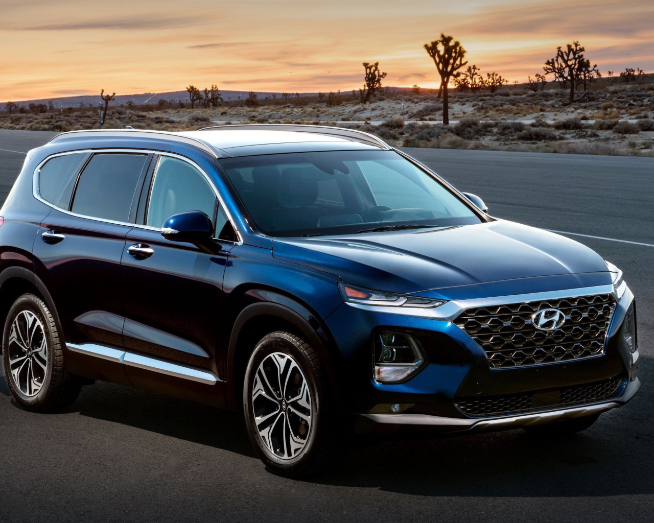 Черный внедорожник Hyundai Santa Fe 2019