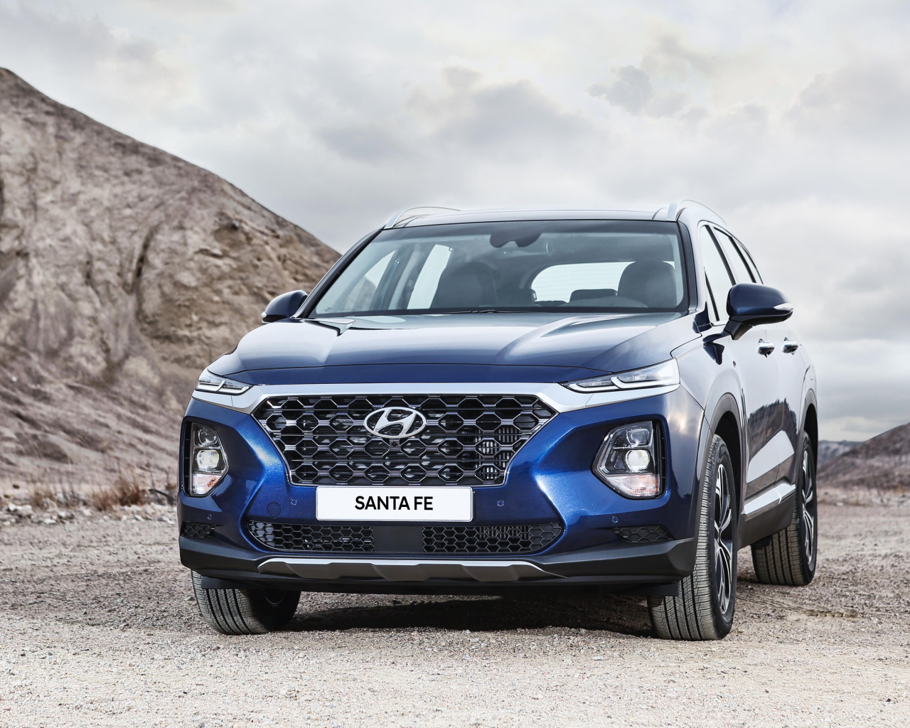 Синий внедорожник Hyundai Santa Fe, 2019 года