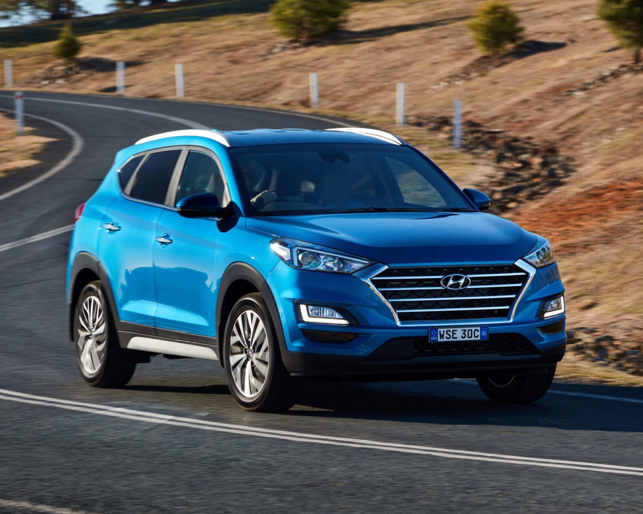 Синий внедорожник Hyundai Tucson 2019 года на трассе