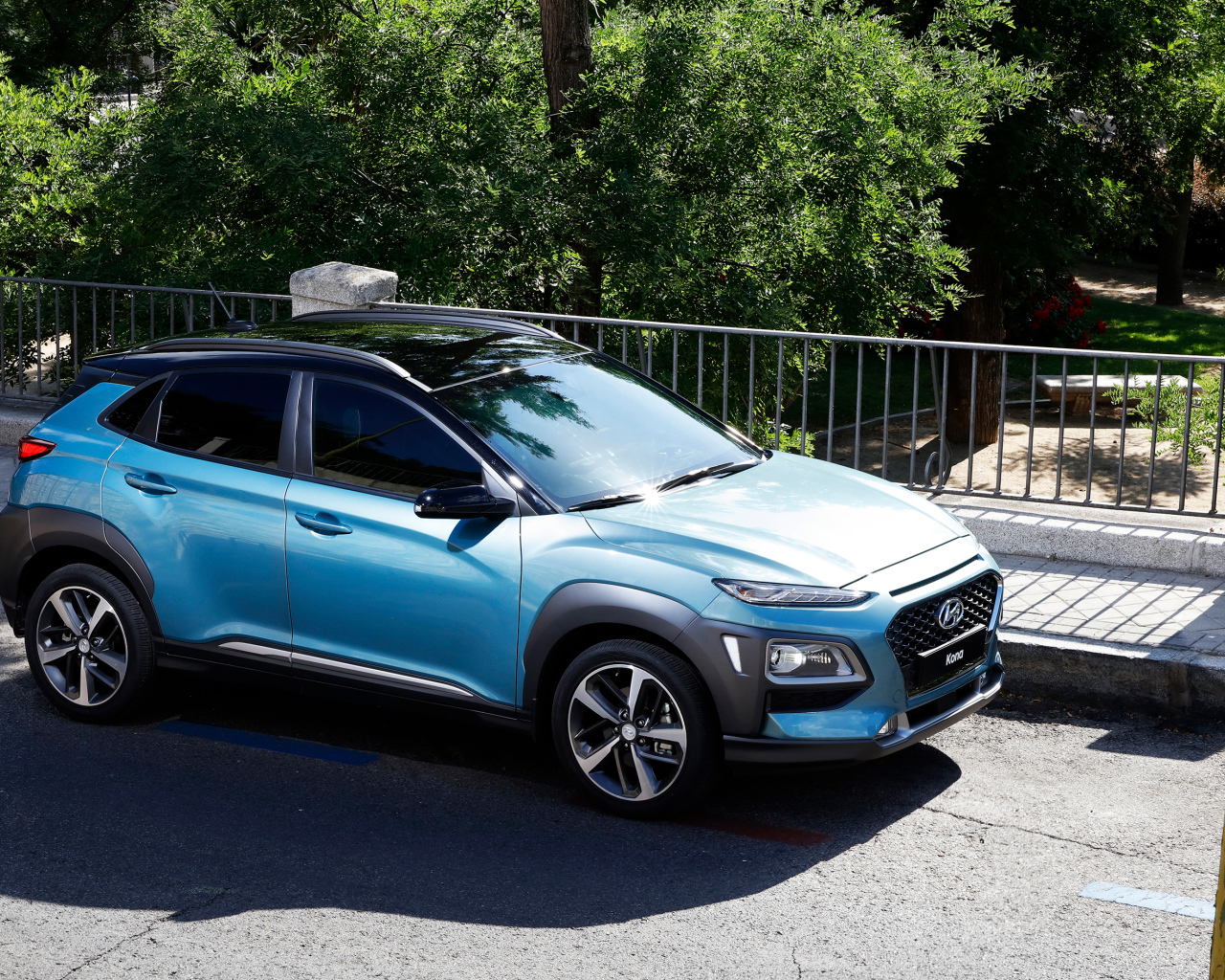 Голубой внедорожник Hyundai Kona